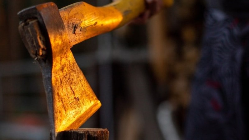 Мужчина сбил женщину и убил отца за отказ взять вину