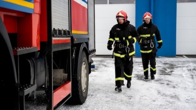 В Атырау пожарные спасли 25 человек из горящего дома