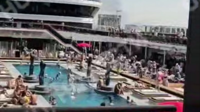 Туристы застряли на борту лайнера из-за обстрелов Ирана (ВИДЕО)