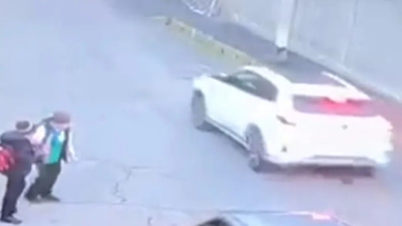 В Туркестане машина снесла забор и влетела в школу: пострадали двое детей