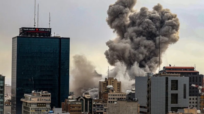 Израиль начал новую волну атак на инфраструктуру Тегерана