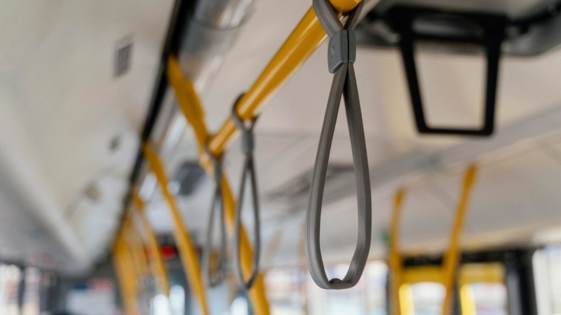 В Кокшетау 12-летняя девочка получила перелом, застряв в дверях автобуса