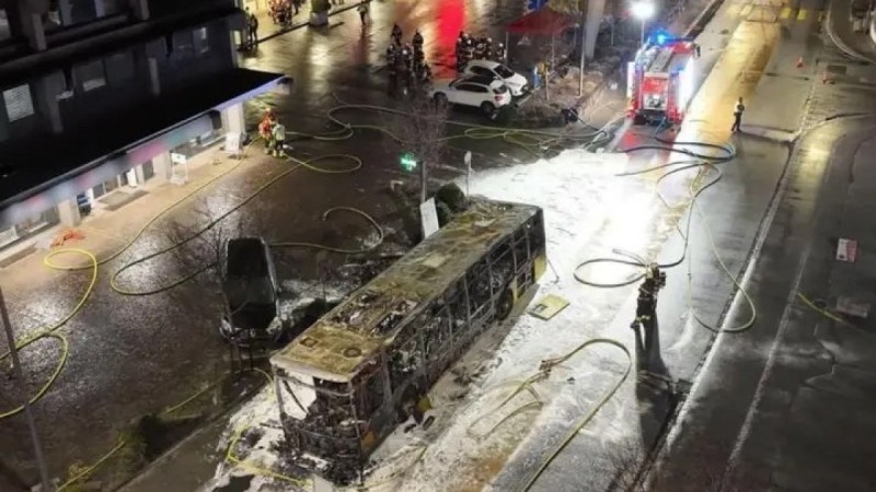 Полностью в огне: 6 человек погибли при пожаре в автобусе