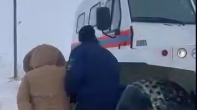 Участковый помог роженице добраться до экстренных служб во время бурана