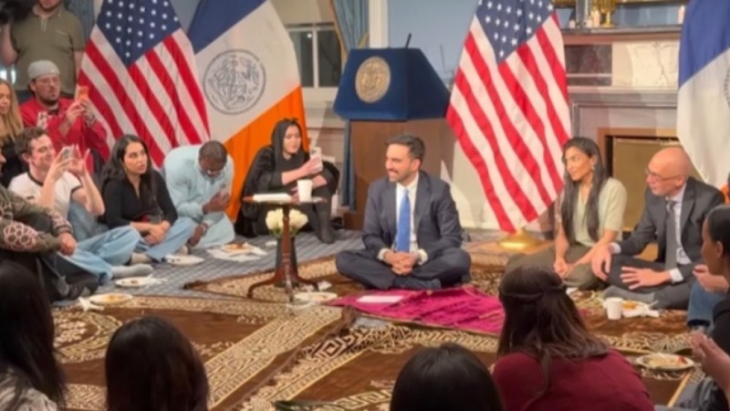 Мэр Нью-Йорка организовал ифтар и лично угостил гостей финиками