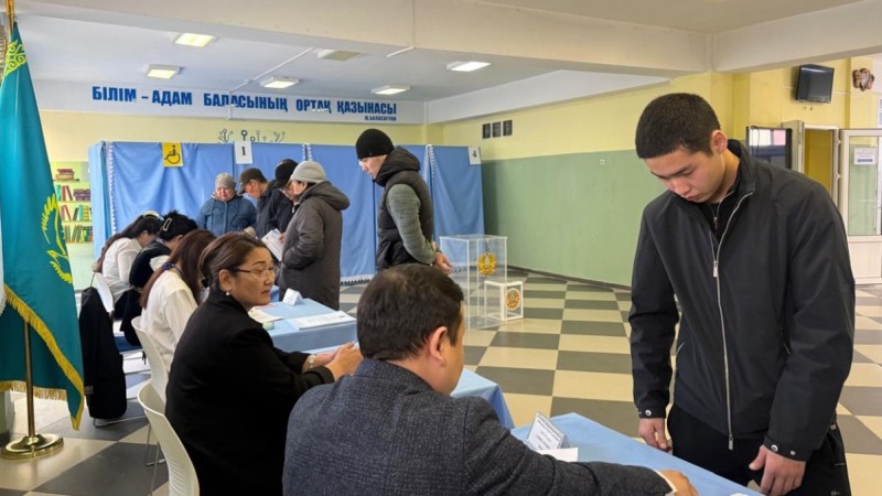 Первые голоса за будущее: алматинцы активно голосуют на референдуме с раннего утра