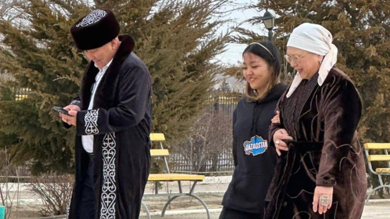 Мангистауские волонтеры помогают пожилым людям добраться до избирательных участков