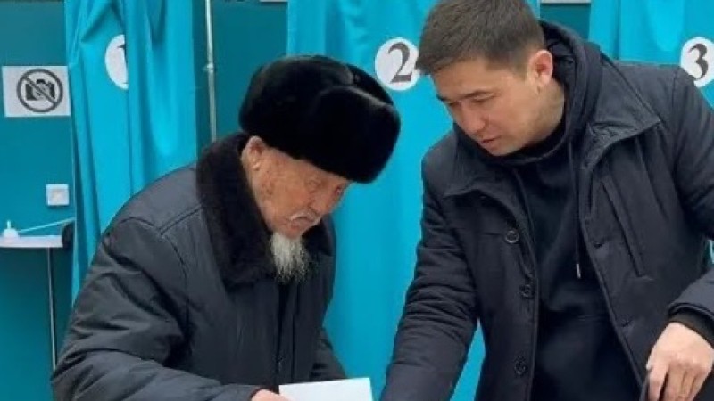 102-летний фронтовик Нуркасым Ажитаев принял участие в референдуме