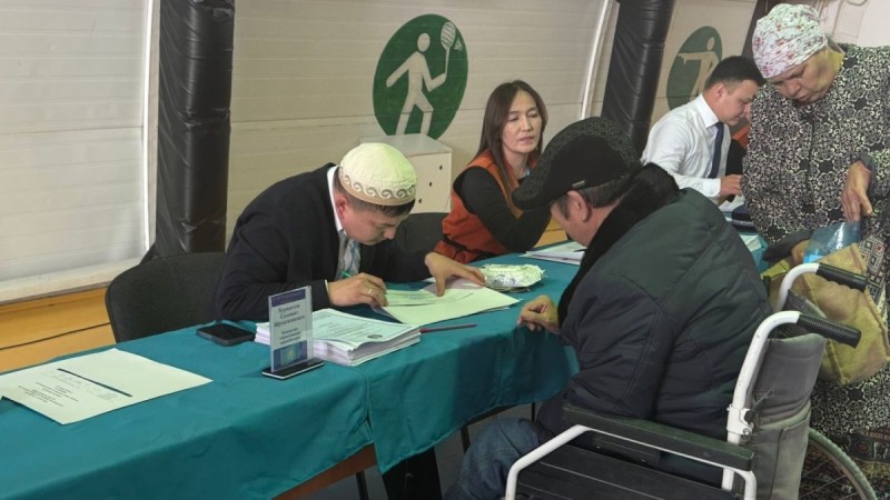 В Мангистау люди с ограниченными возможностями добирались на референдум на инватакси