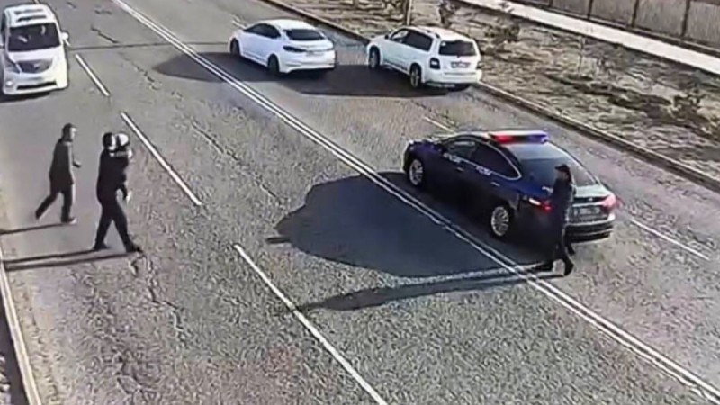 В Актау маленький ребёнок бегал один по дороге