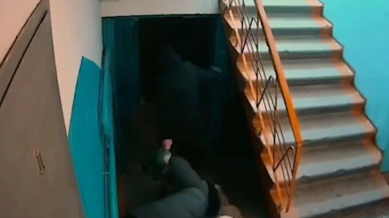 В Павлодаре грабитель протащил пенсионерку по подъезду