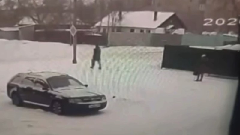 В Караганде женщина погибла после падения столба освещения