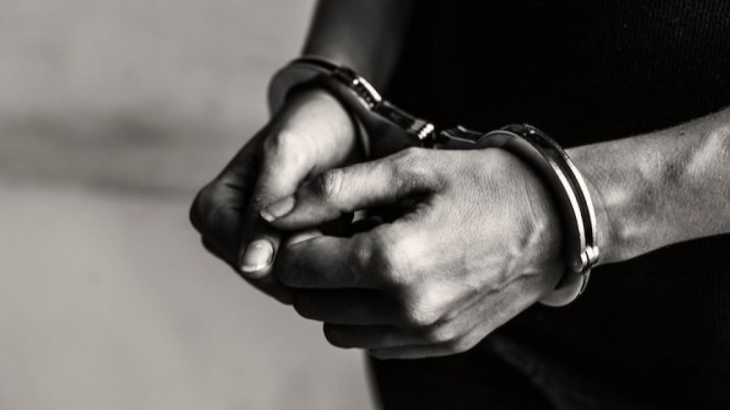 Полицейский помог преступнику сбежать, поменявшись с ним одеждой