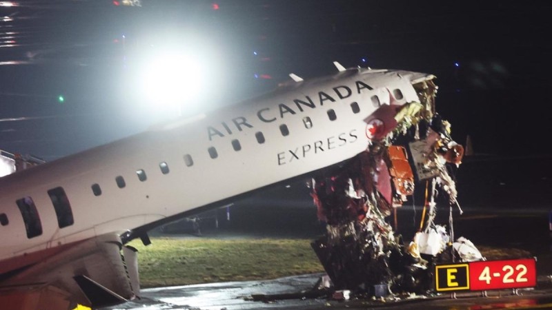 В аэропорту самолёт столкнулся с наземной техникой