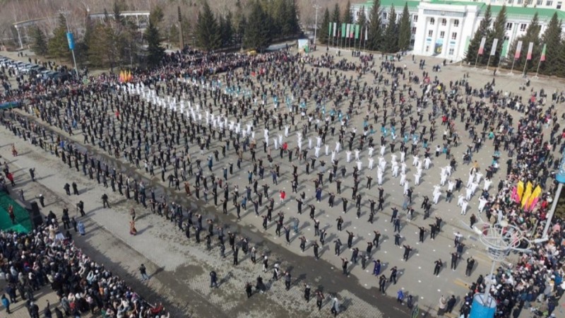 В Кокшетау 2000 человек одновременно станцевали кара жорга (ВИДЕО)