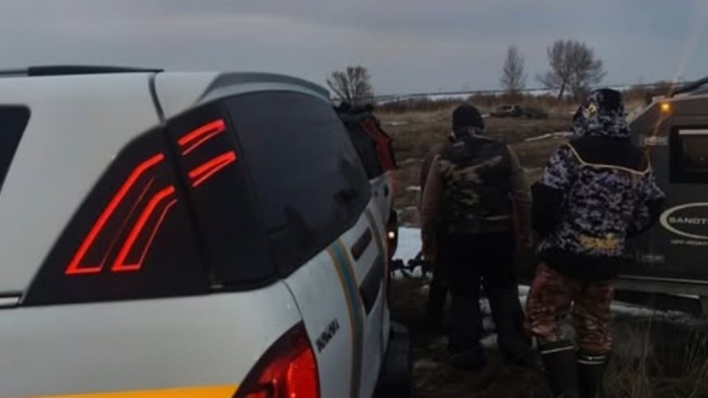 Автомобиль с рыбаками провалился под лед в Павлодарской области