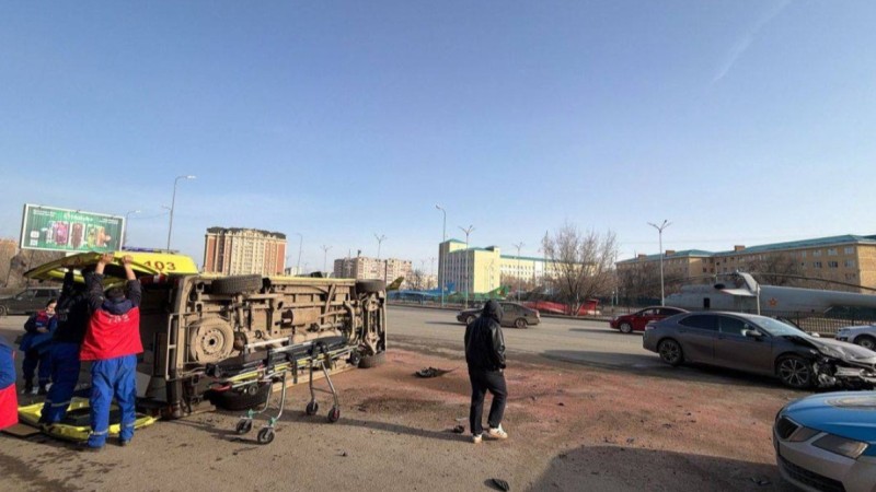 Скорая с роженицей перевернулась в Актобе