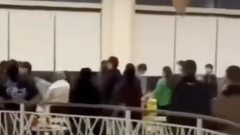 Массовая драка подростков произошла в ТЦ Астаны