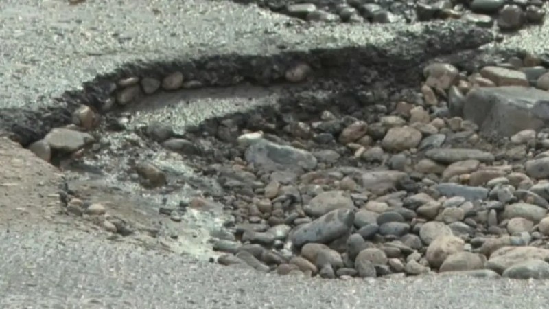 Асфальт "растаял" вместе со снегом в Усть-Каменогорске: жители возмущены