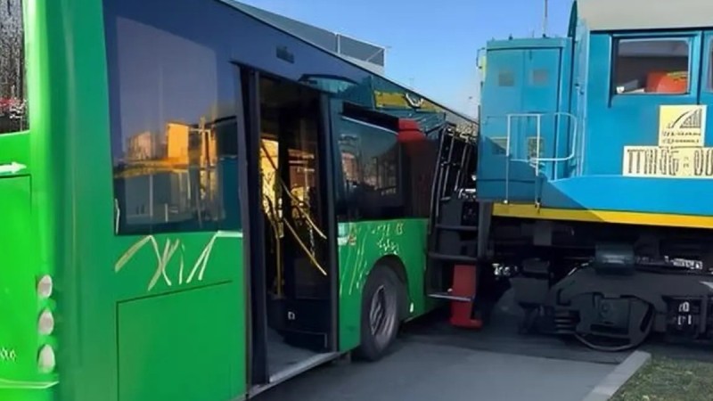 Шесть человек пострадали при столкновении поезда и автобуса в Боралдае