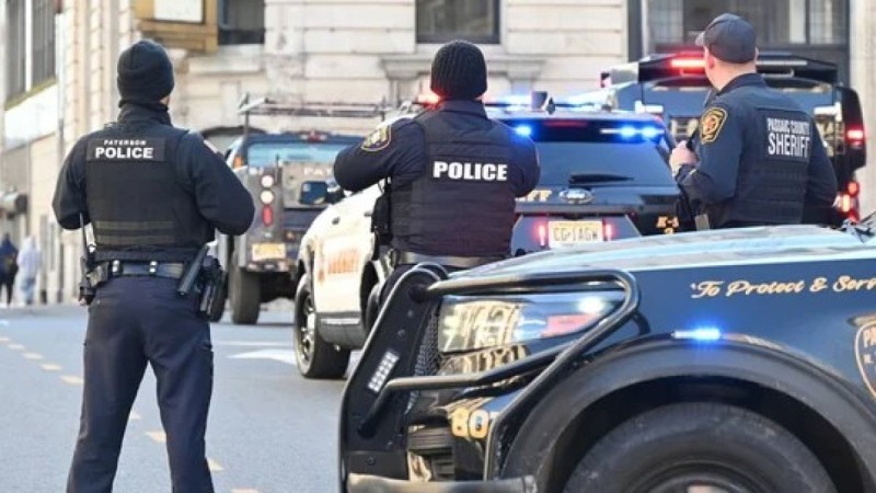 Подросток с оружием ворвался в школу: есть погибший