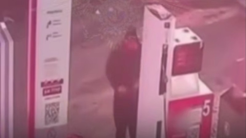 Подросток поджёг заправку и загорелся сам (ВИДЕО)