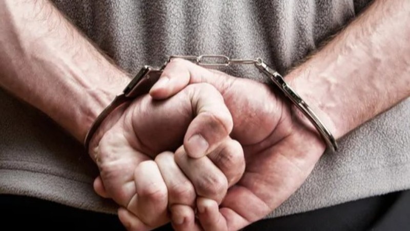 Мужчина пытался изнасиловать женщину и ребенка в лифте