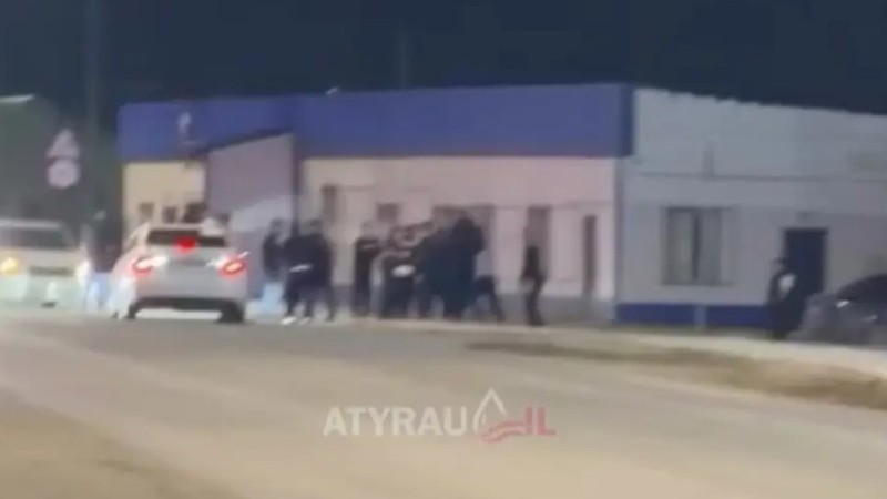 Группа парней избила полицейских в Атырауской области