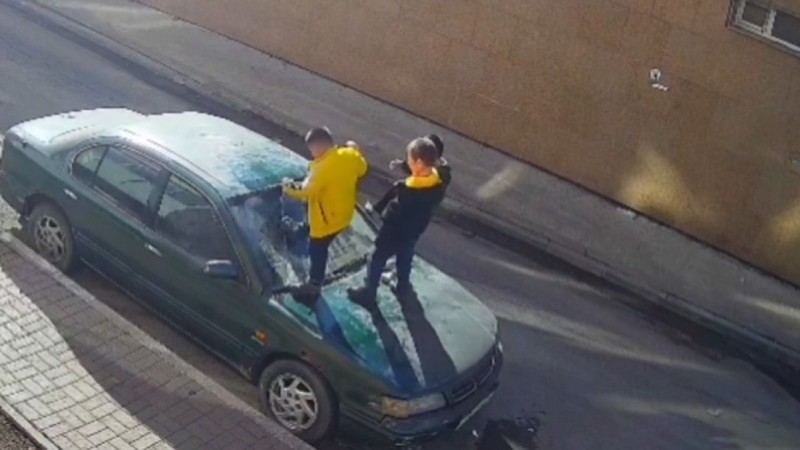 Трое детей вскрыли и разгромили машину в Астане (ВИДЕО)