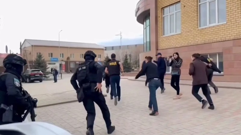 В Актобе спецназ ворвался в ЦОН и пресек незаконный бизнес