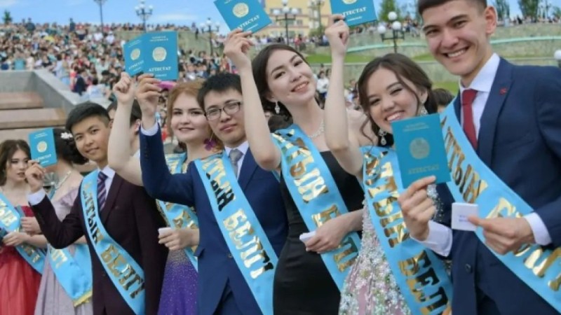 "Собирают по 200 тысяч на выпускной": На жалобы родителей школьников ответили в Минпросвете