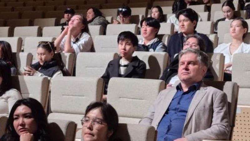 Студентам Астаны рассказали об уловках мошенников и наградили героя за спасение детей