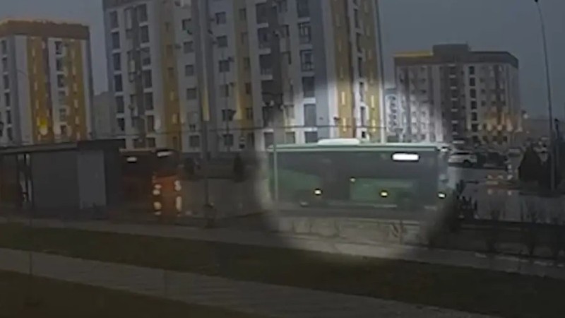 «Наложили 28 швов»: в Туркестанской области ребёнок и мать выпали из автобуса