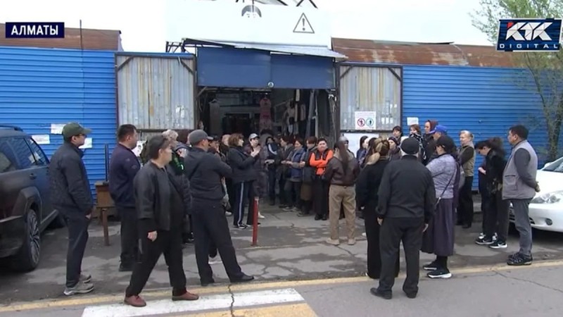 "Мы вас сожжем": торговцы алматиснкой барахолки заявили об угрозах и закрытии рынка