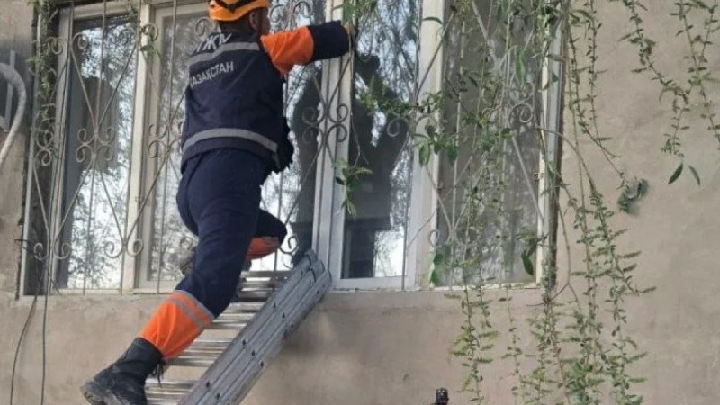 Трехлетнего ребенка спасли из запертой квартиры с включенной плитой