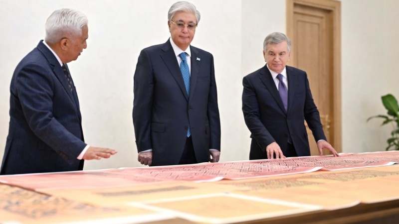 Президент Узбекистана передал Президенту Казахстана ценные исторические документы