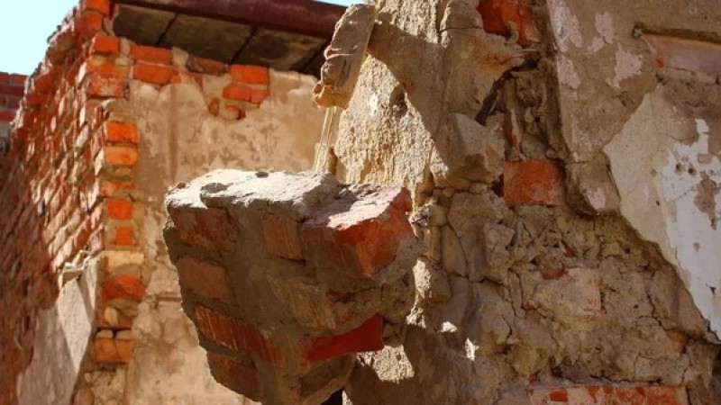 В Карагандинской области на трехлетнего ребенка упал кирпич с крыши (ВИДЕО)