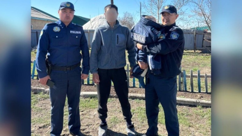 В ВКО полицейские спасли малыша, убежавшего из дома в подгузниках