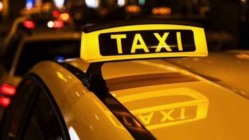 Женщина обвинила водителя такси в педофилии за отказ везти ребенка без кресла