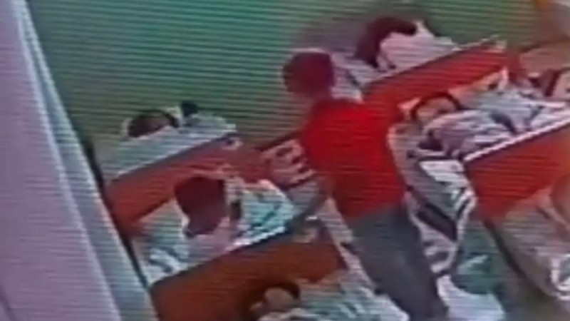 "Размахивал ножом": видео из детского сада вызвало жалобы родителей