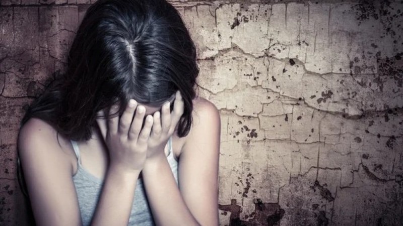 Мужчина годами насиловал 12-летнюю девочку, называя ее своей женой