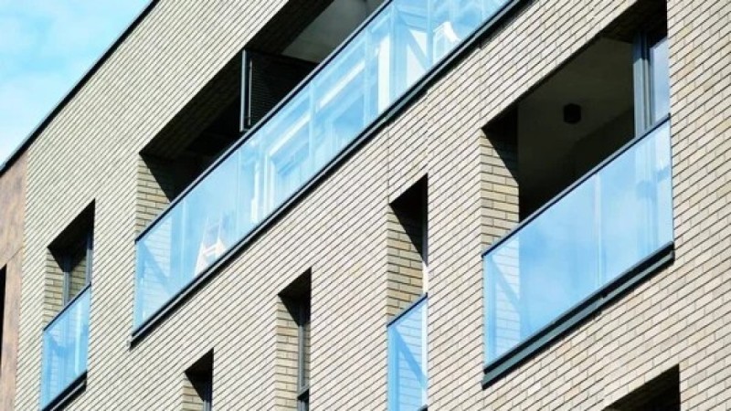 В Астане из окна многоэтажного дома выпал ребенок