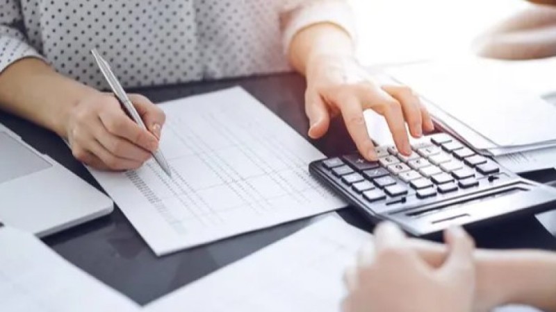 Бухгалтер начисляла себе двойную зарплату и переводила деньги мужу