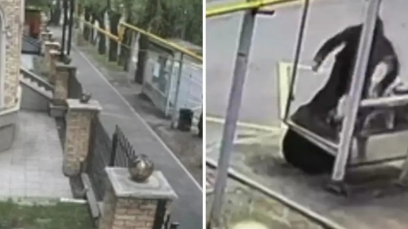 Парень избил пожилую женщину на остановке в Алматы (ВИДЕО)