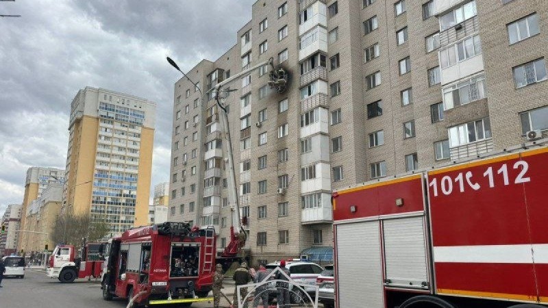 Пожар произошел в многоэтажном доме в Астане (ВИДЕО)