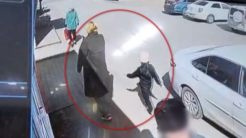«Пошли, дам кольцо»: в Актобе девушка пыталась увести маленькую девочку со двора