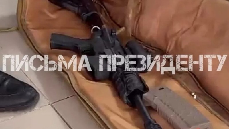 "Обиделся на руководство": в Актау сотрудник пришел с предметами, похожими на оружие и гранату