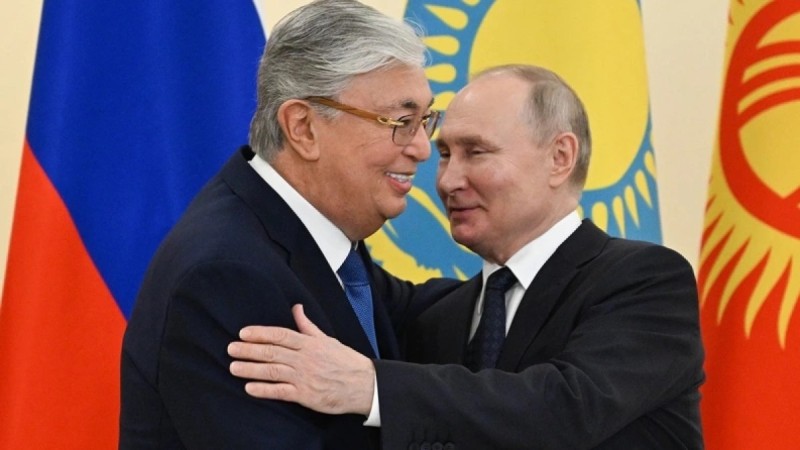 Путин поздравил Токаева с Днём Победы