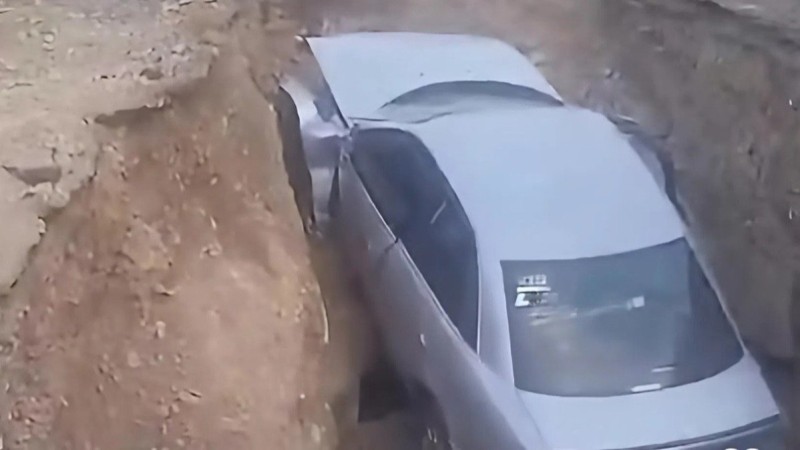 В Талдыкоргане автомобиль провалился в котлован: водитель исчез