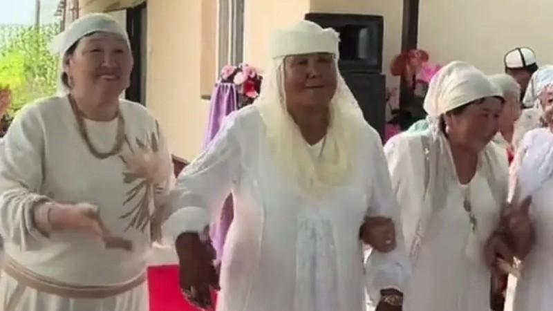 Обряд "кыз узату" 69-летней невесты взорвало интернет (ВИДЕО)